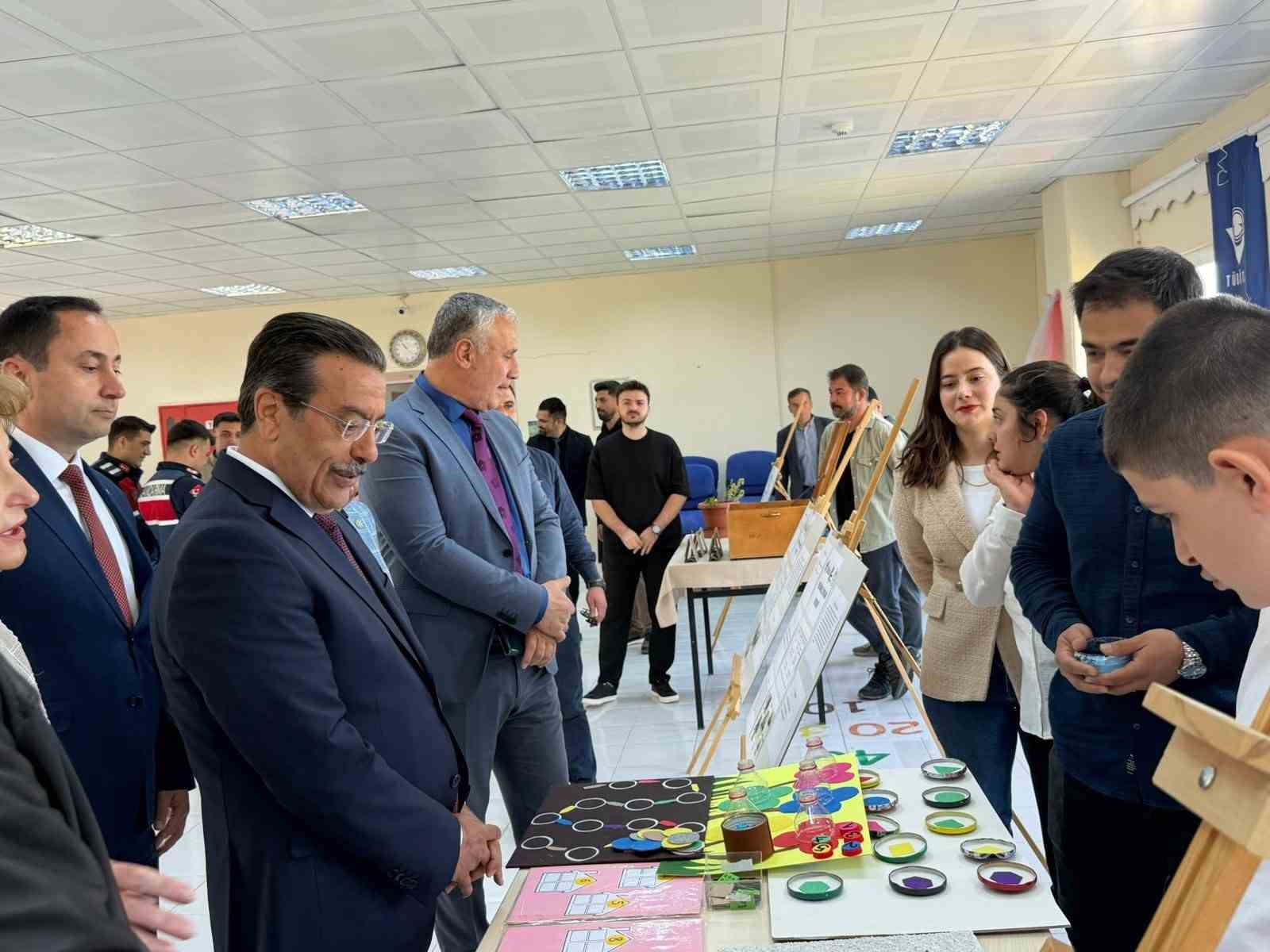 Burhaniye’de özel öğrencilerin düzenlediği bilim fuarı ilgi gördü
