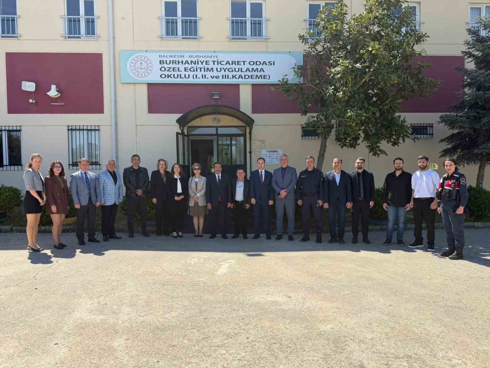 Burhaniye’de özel öğrencilerin düzenlediği bilim fuarı ilgi gördü
