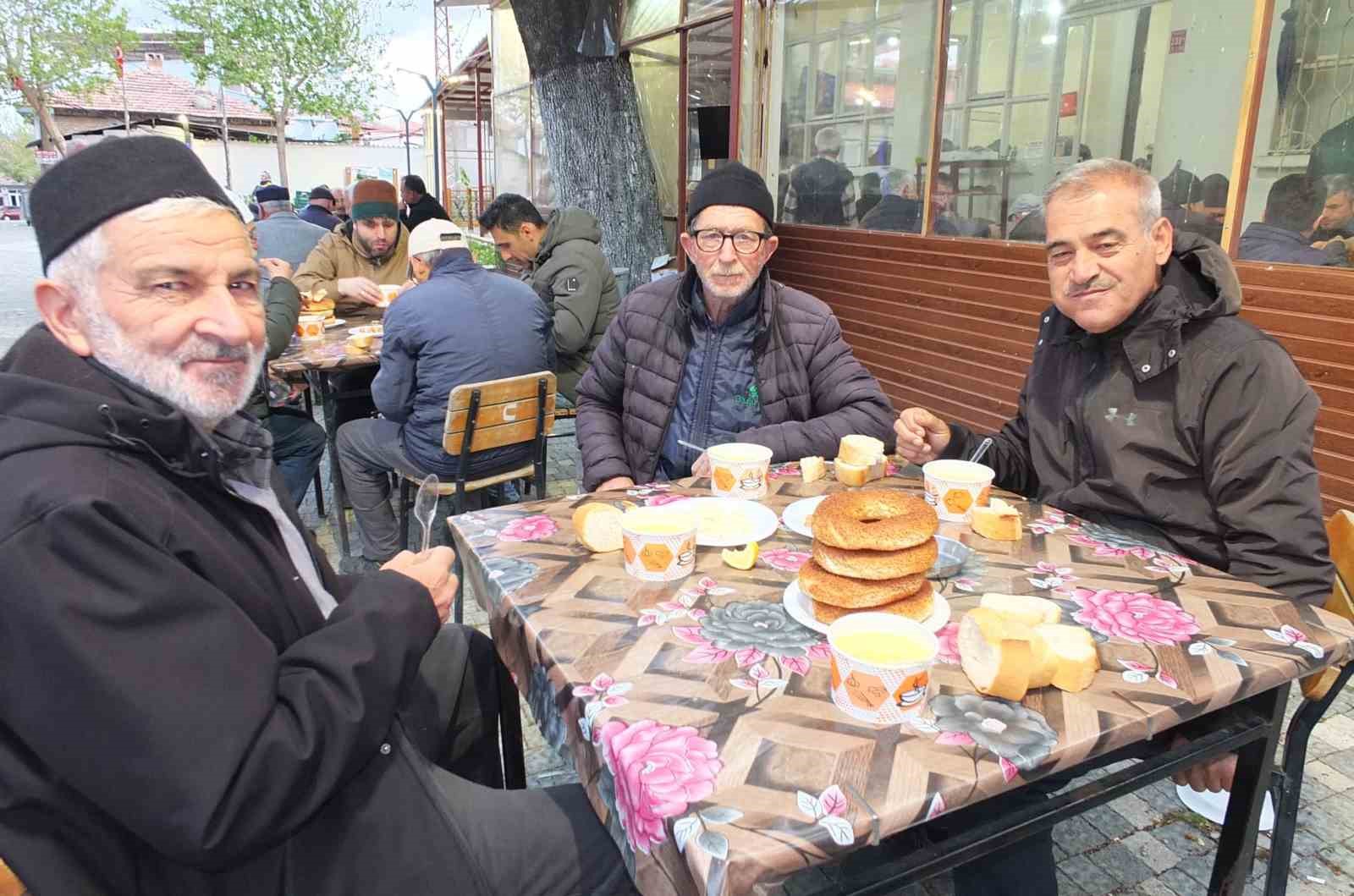 Burhaniye’de sabah namazı buluşması Börezli Camiinde yapıldı

