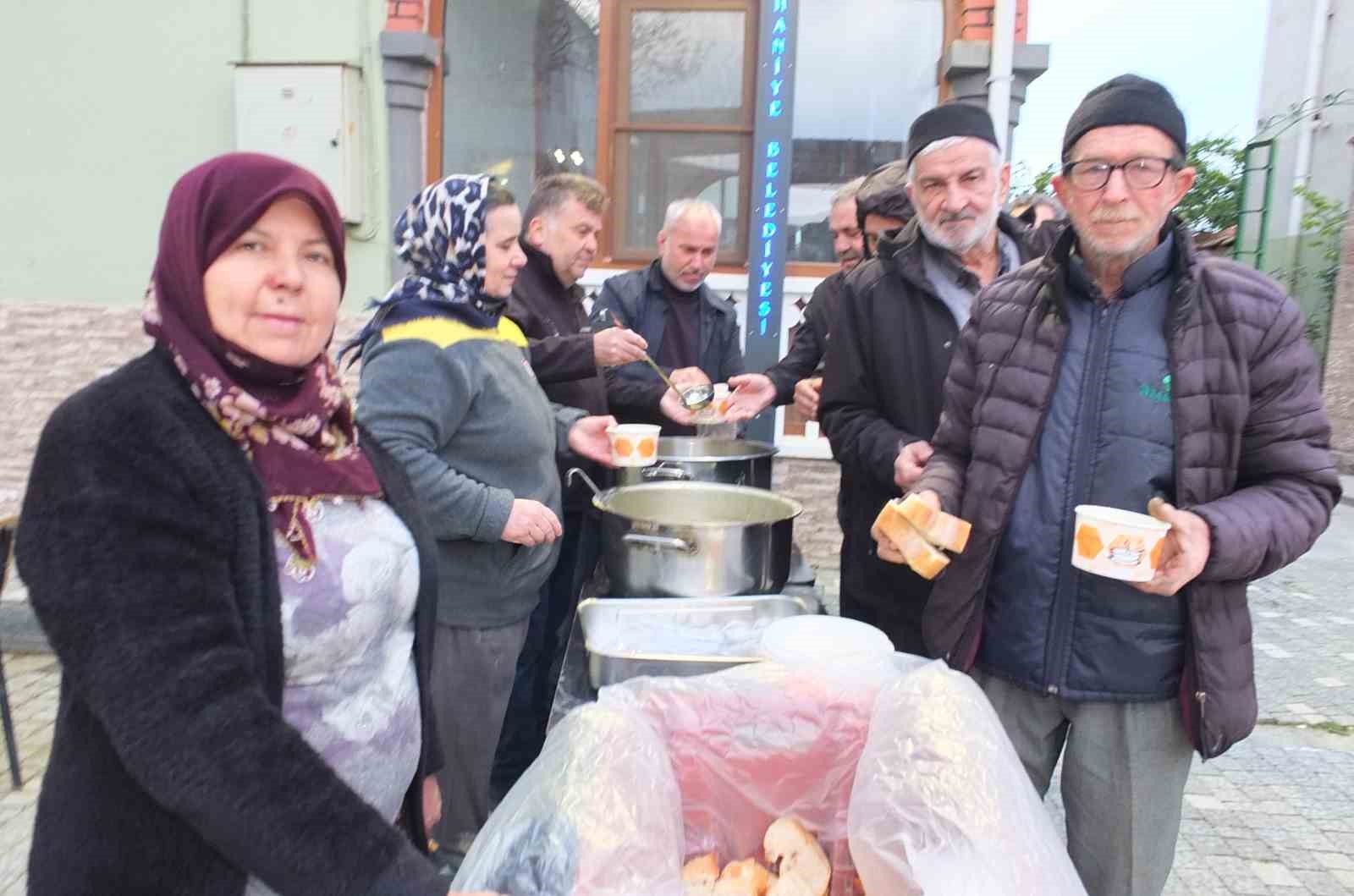 Burhaniye’de sabah namazı buluşması Börezli Camiinde yapıldı
