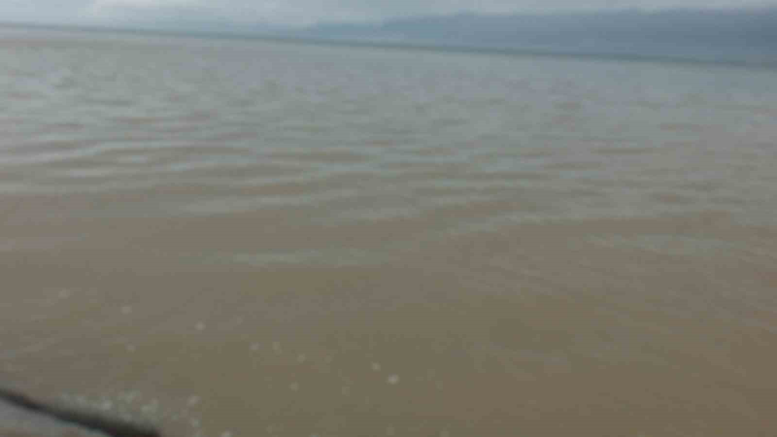 Burhaniye’de sağanak yolları göle çevirirken denizi bulandırdı
