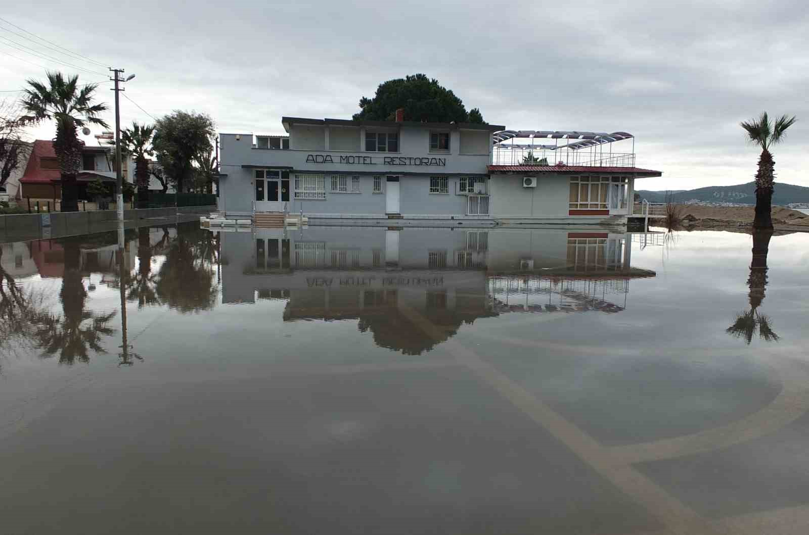 Burhaniye’de sağanak yolları göle çevirirken denizi bulandırdı
