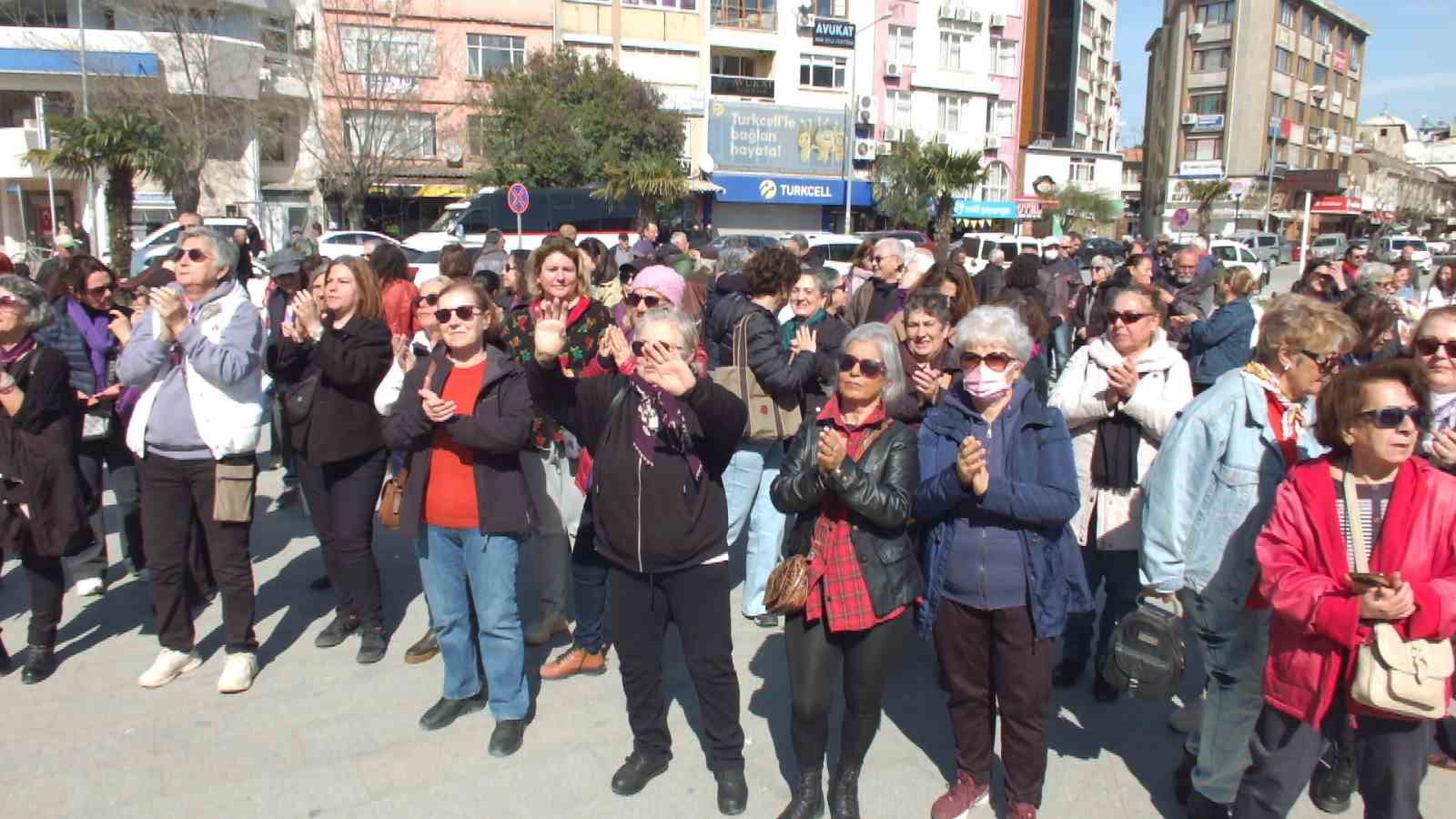 Burhaniye’de sazlı sözlü Kadınlar Günü kutlaması
