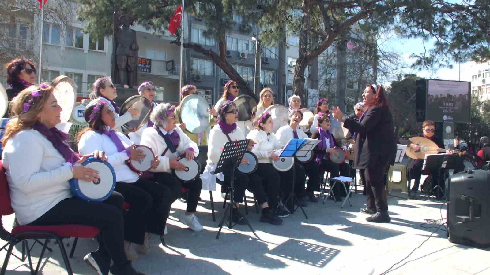 Burhaniye’de sazlı sözlü Kadınlar Günü kutlaması
