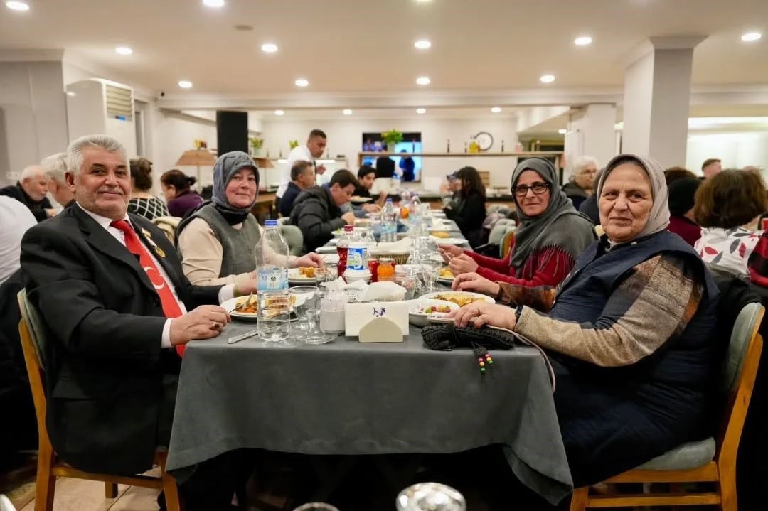 Burhaniye’de şehit aileleri ile gaziler iftarda buluştu
