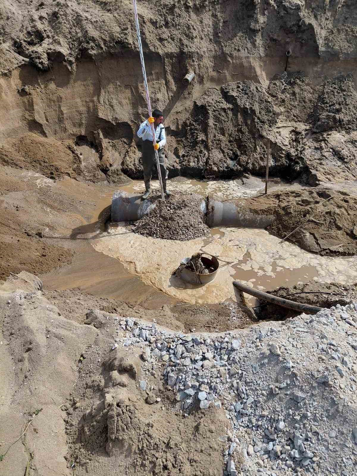 Burhaniye’de sezon öncesi Ören Plajında alt yapı çalışmalarına başlandı
