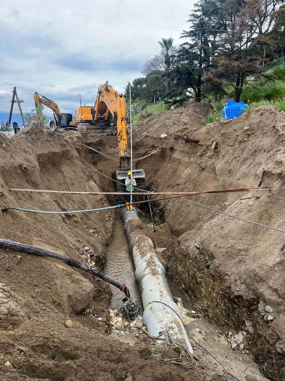 Burhaniye’de sezon öncesi Ören Plajında alt yapı çalışmalarına başlandı
