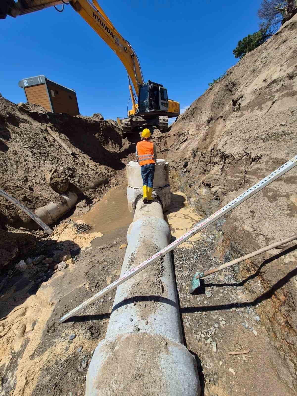 Burhaniye’de sezon öncesi Ören Plajında alt yapı çalışmalarına başlandı
