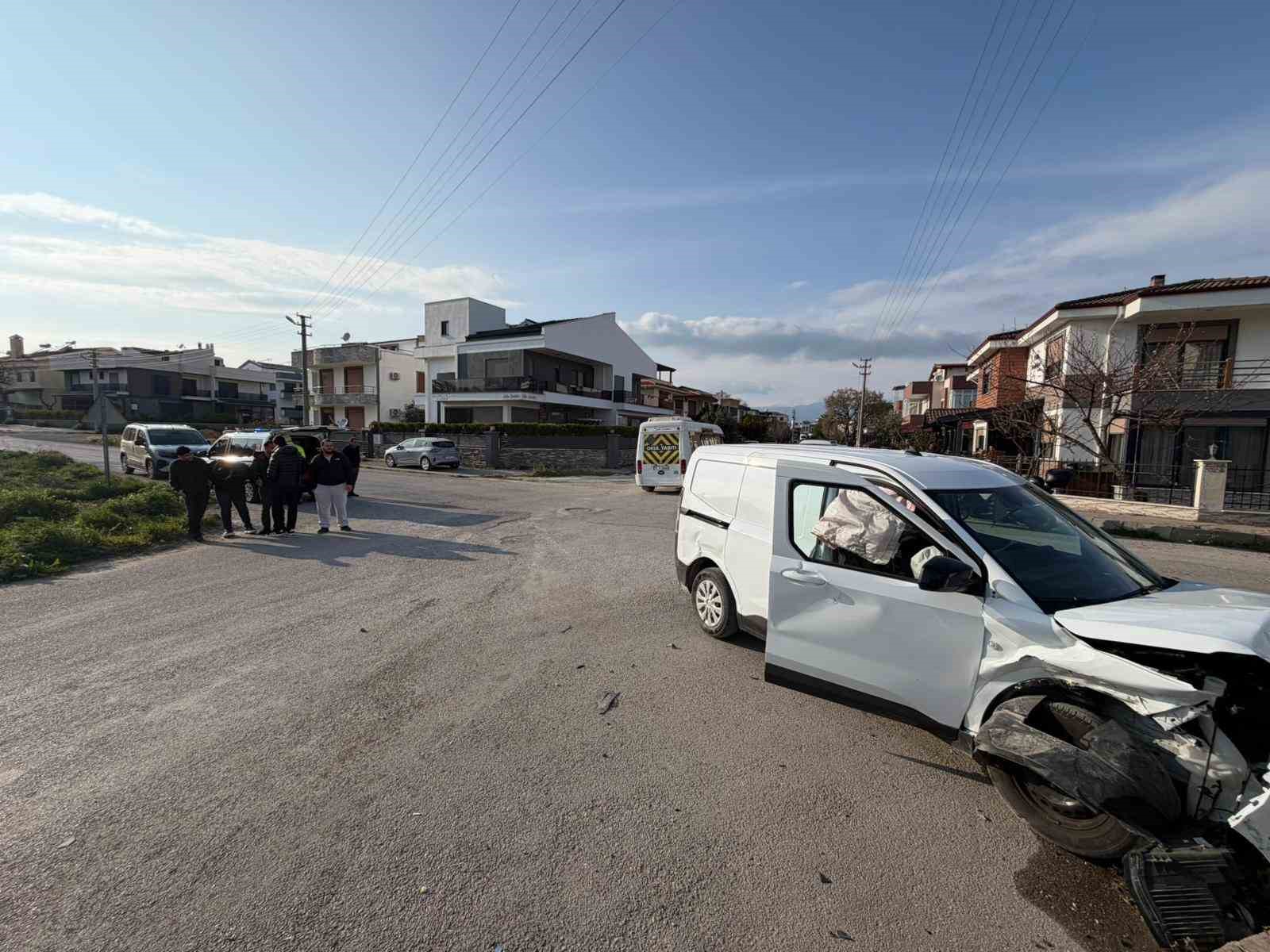 Burhaniye’de sık kaza yaşanan kavşağa düzenleme yapılması istendi
