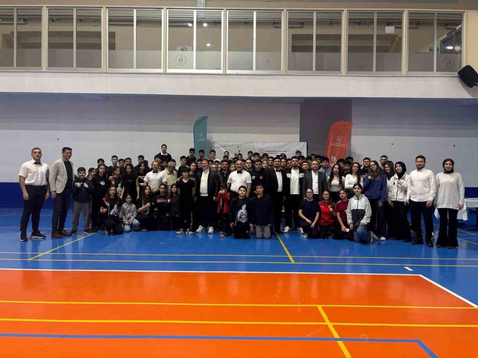 Burhaniyeli genç boksörler Balıkesir’de 8 ödül aldı
