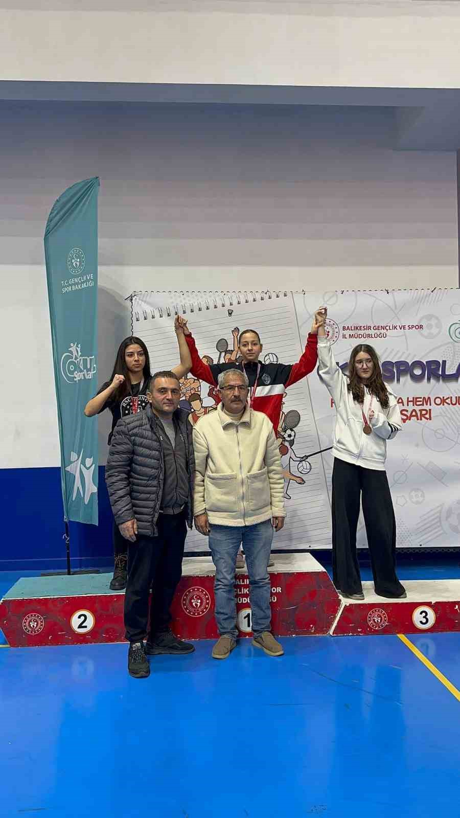 Burhaniyeli genç boksörler Balıkesir’de 8 ödül aldı
