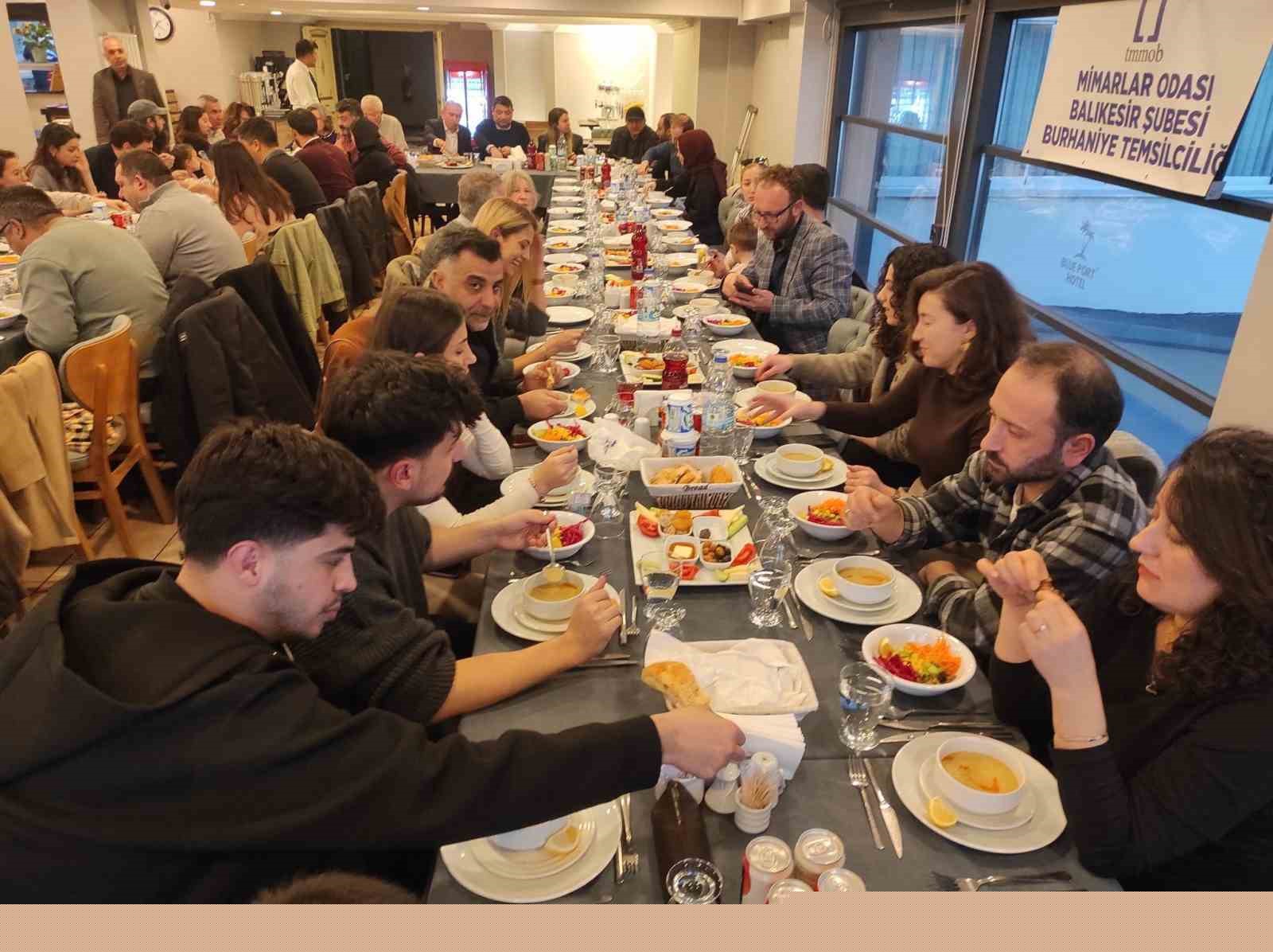 Burhaniyeli mimarlar iftarda buluştu
