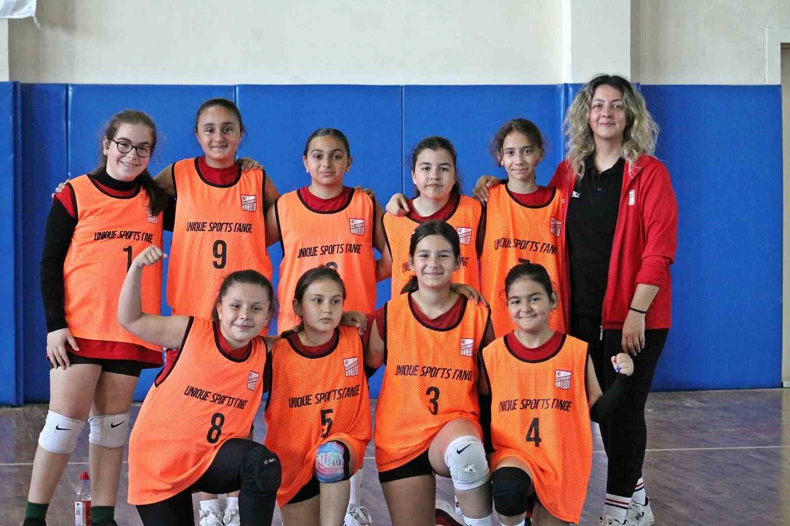 Burhaniyeli minik sporcular voleybolda birinci oldu
