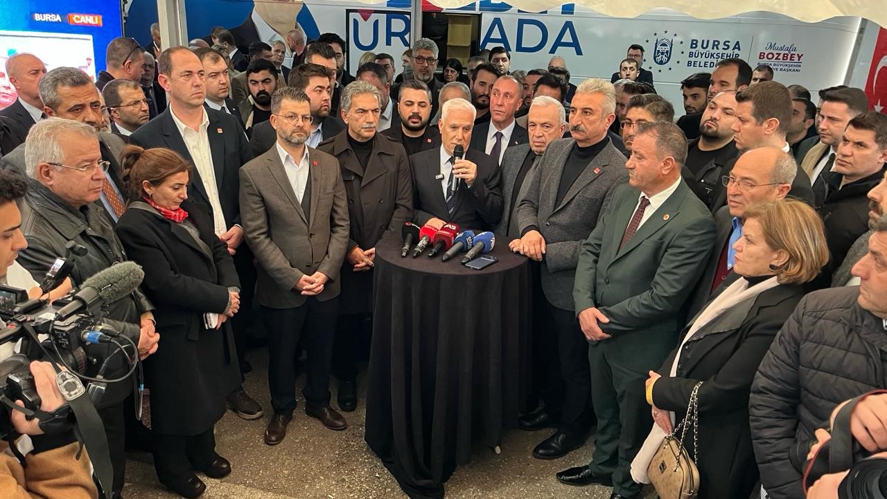 Bursa Büyükşehir Belediye Başkanı Bozbey: "Bunlar bizi asla yıldıramaz, yıldırması da mümkün değildir"
Bursa Büyükşehir Belediye Başkanı Bozbey: "Bunlar bizi asla yıldıramaz, yıldırması da mümkün değildir"