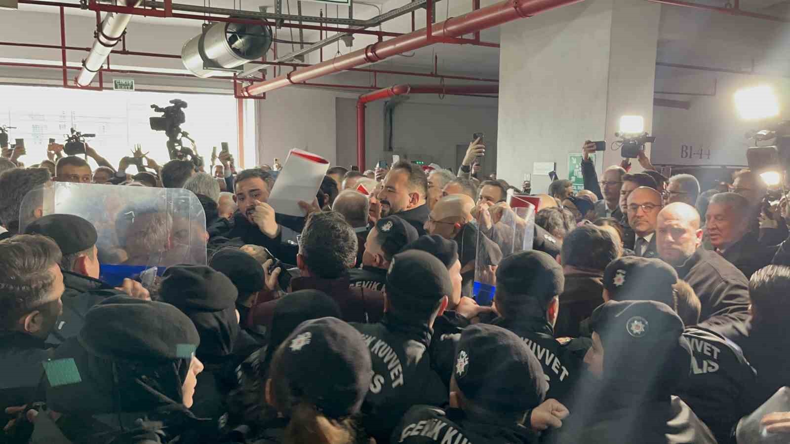 Bursa Büyükşehir Belediye Meclisi’ndeki seçim öncesi gerginlik yaşandı
