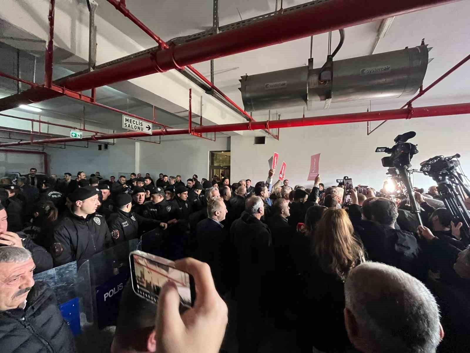 Bursa Büyükşehir Belediye Meclisi’ndeki seçim öncesi gerginlik yaşandı
