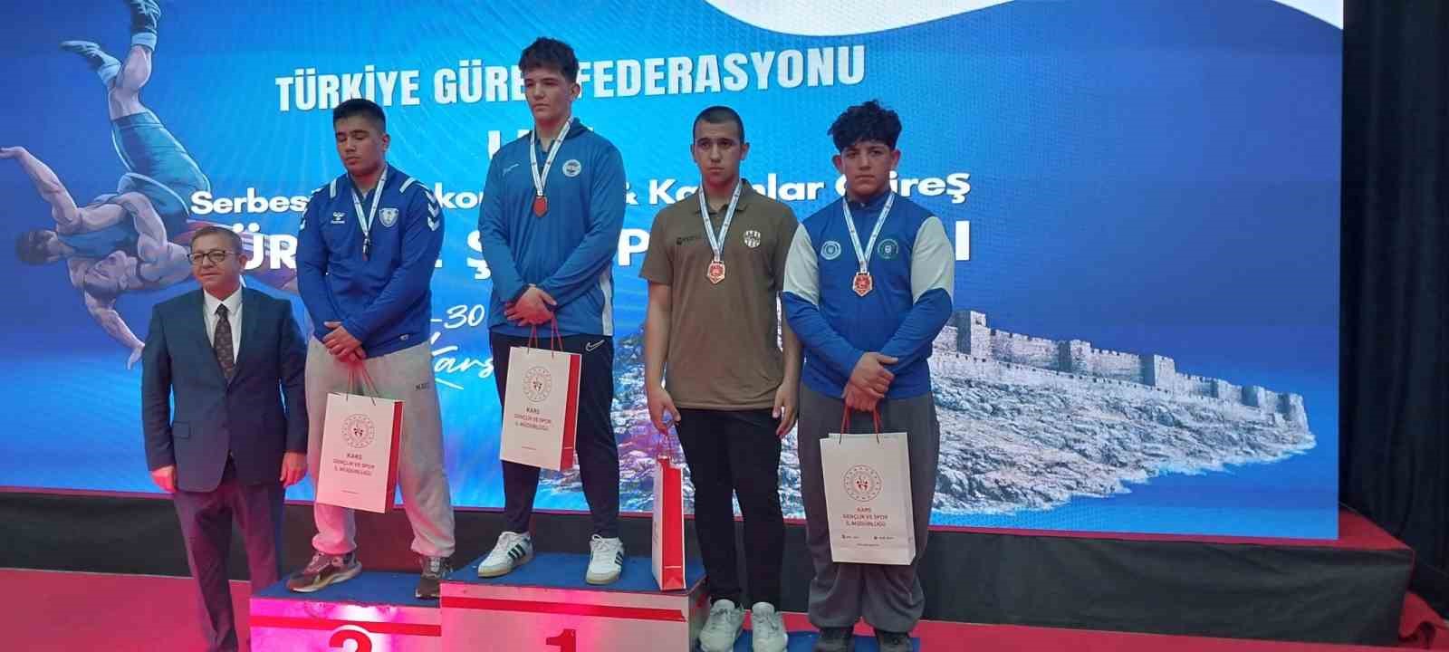 Bursa Büyükşehir Belediyesporlu güreşçiler Türkiye Şampiyonası’nda 3 madalya kazandı
