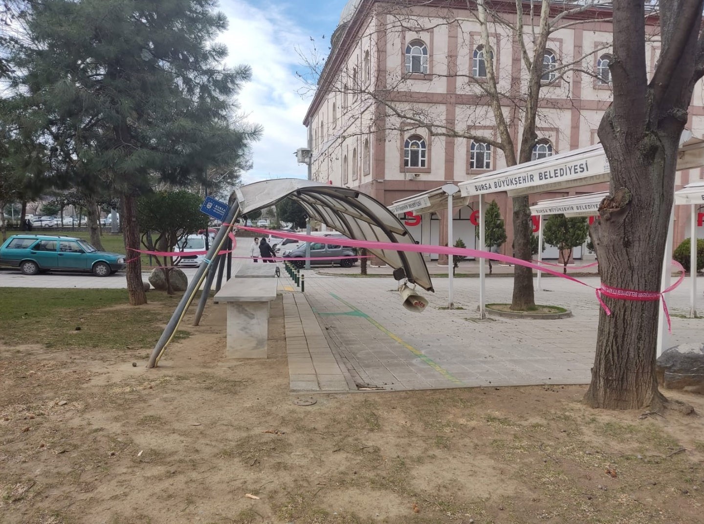 Bursa Büyükşehir, şiddetli rüzgara karşı teyakkuzda
Bursa Büyükşehir, şiddetli rüzgara karşı teyakkuzda