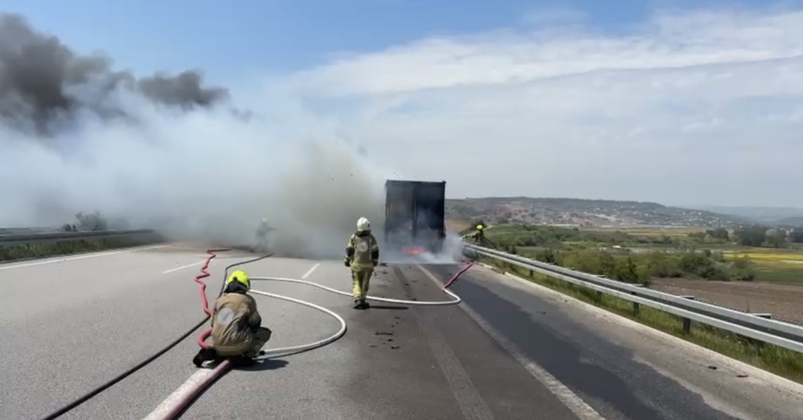 Bursa gişelerde yanan tır küle döndü
