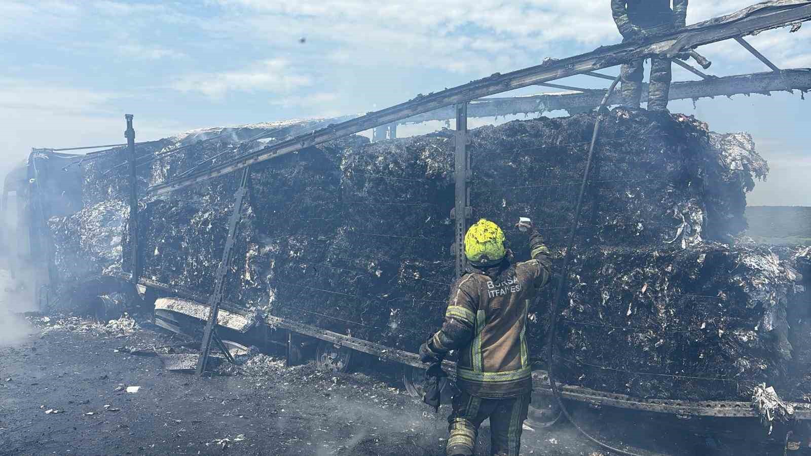 Bursa gişelerde yanan tır küle döndü
