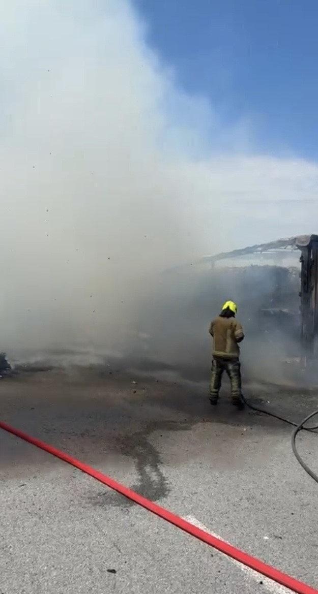 Bursa gişelerde yanan tır küle döndü
