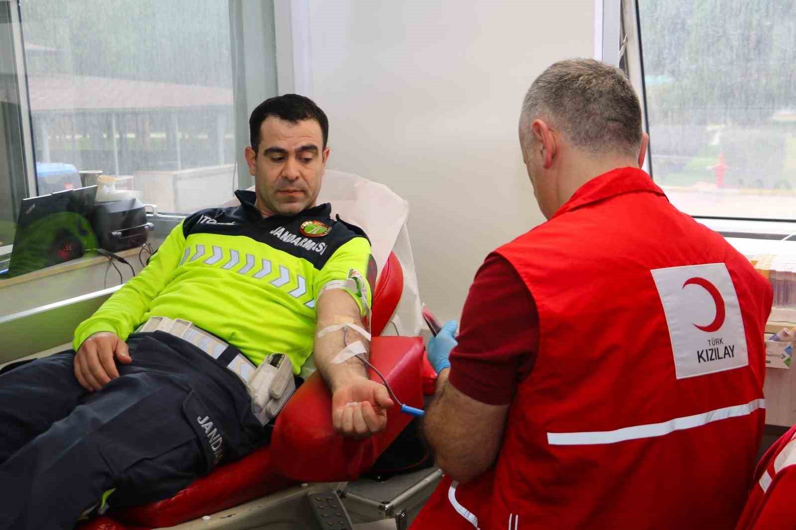 Bursa Jandarması’ndan Kızılay’a anlamlı katkı
