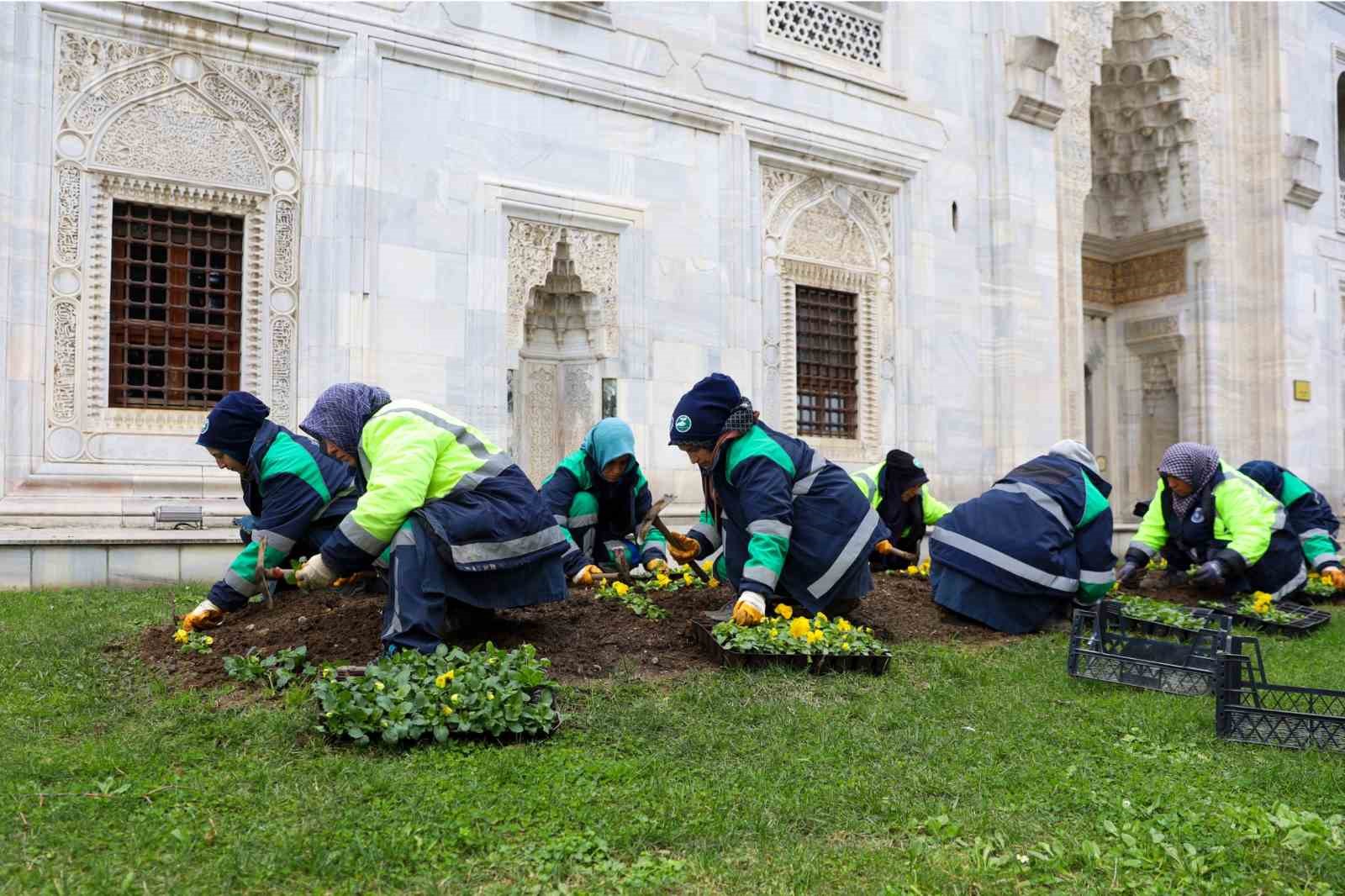 Bursa kışın da çiçek bahçesine dönüşüyor
