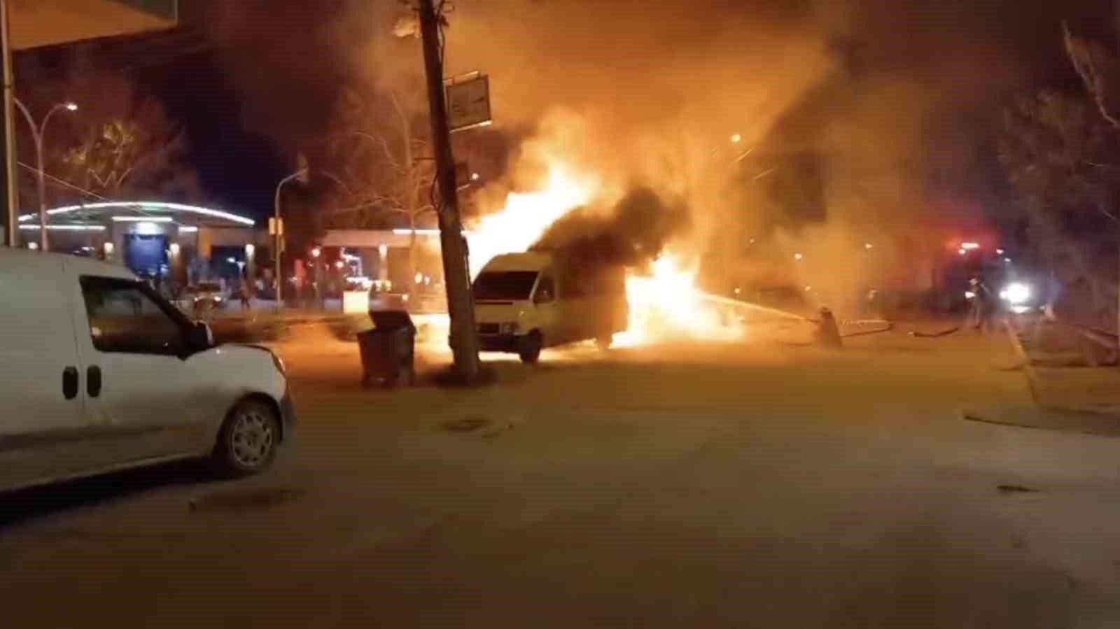 Bursa korkutan yangın: Baraka ve minibüs alev topuna döndü

