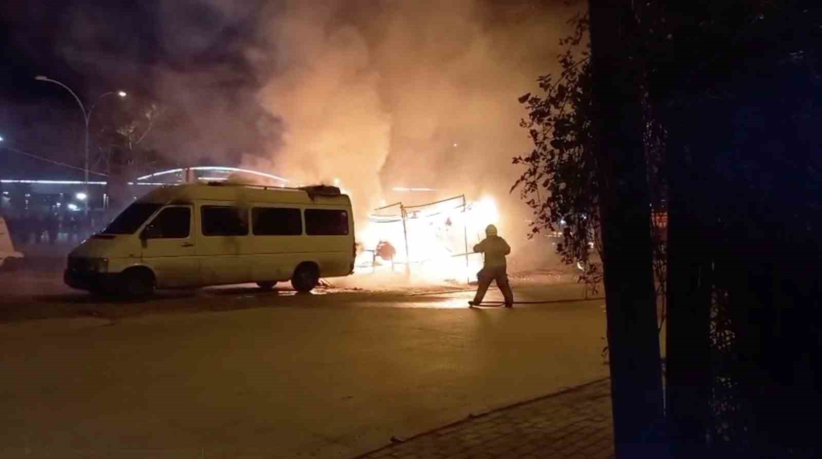 Bursa korkutan yangın: Baraka ve minibüs alev topuna döndü
