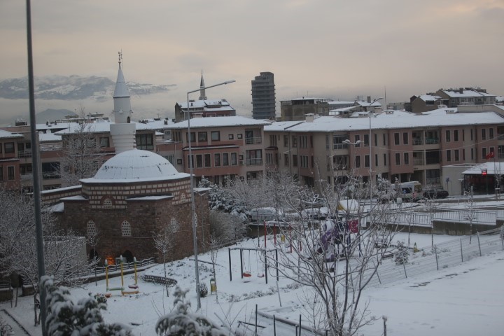 Bursa sabaha beyaz örtüyle uyandı..Ulaşımda aksamalar yaşandı
