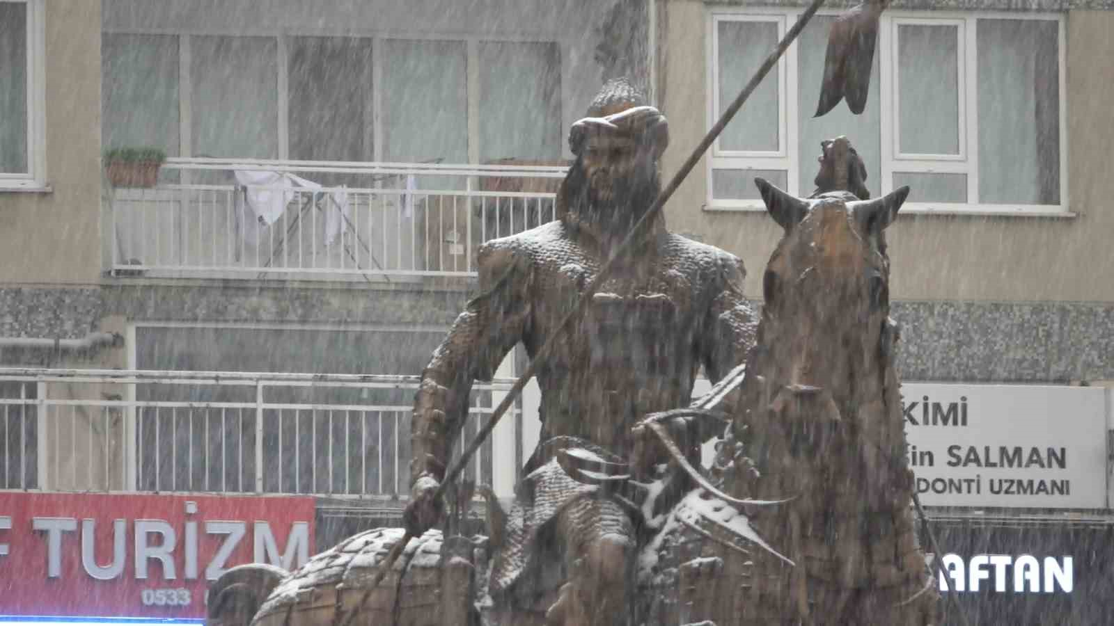 Bursa şehir merkezi de beyazlara büründü

