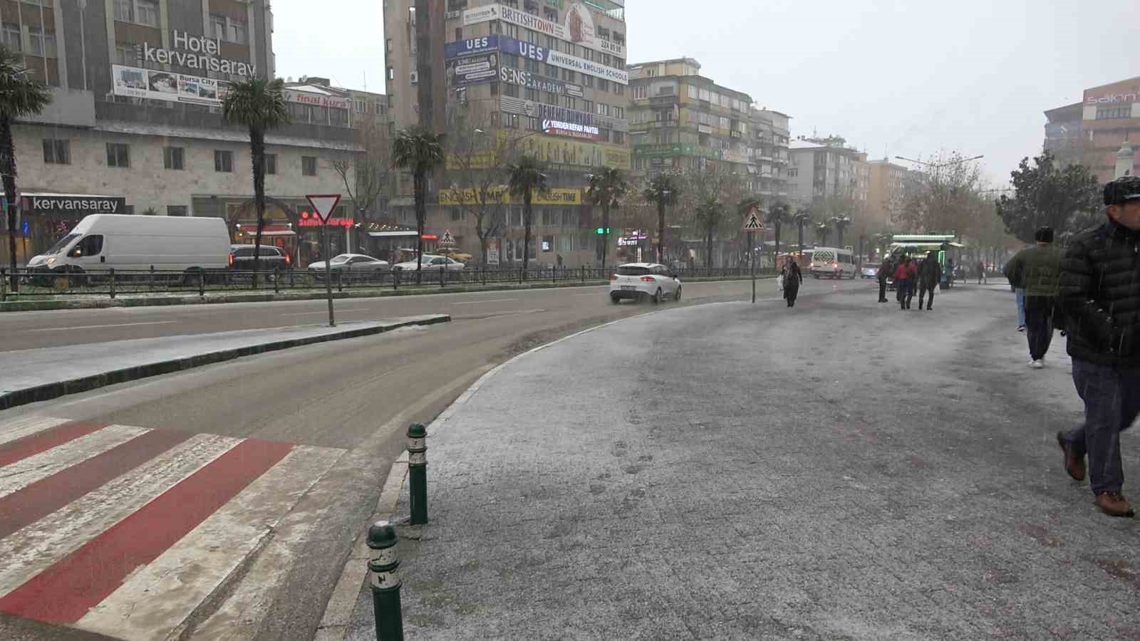 Bursa şehir merkezi de beyazlara büründü
