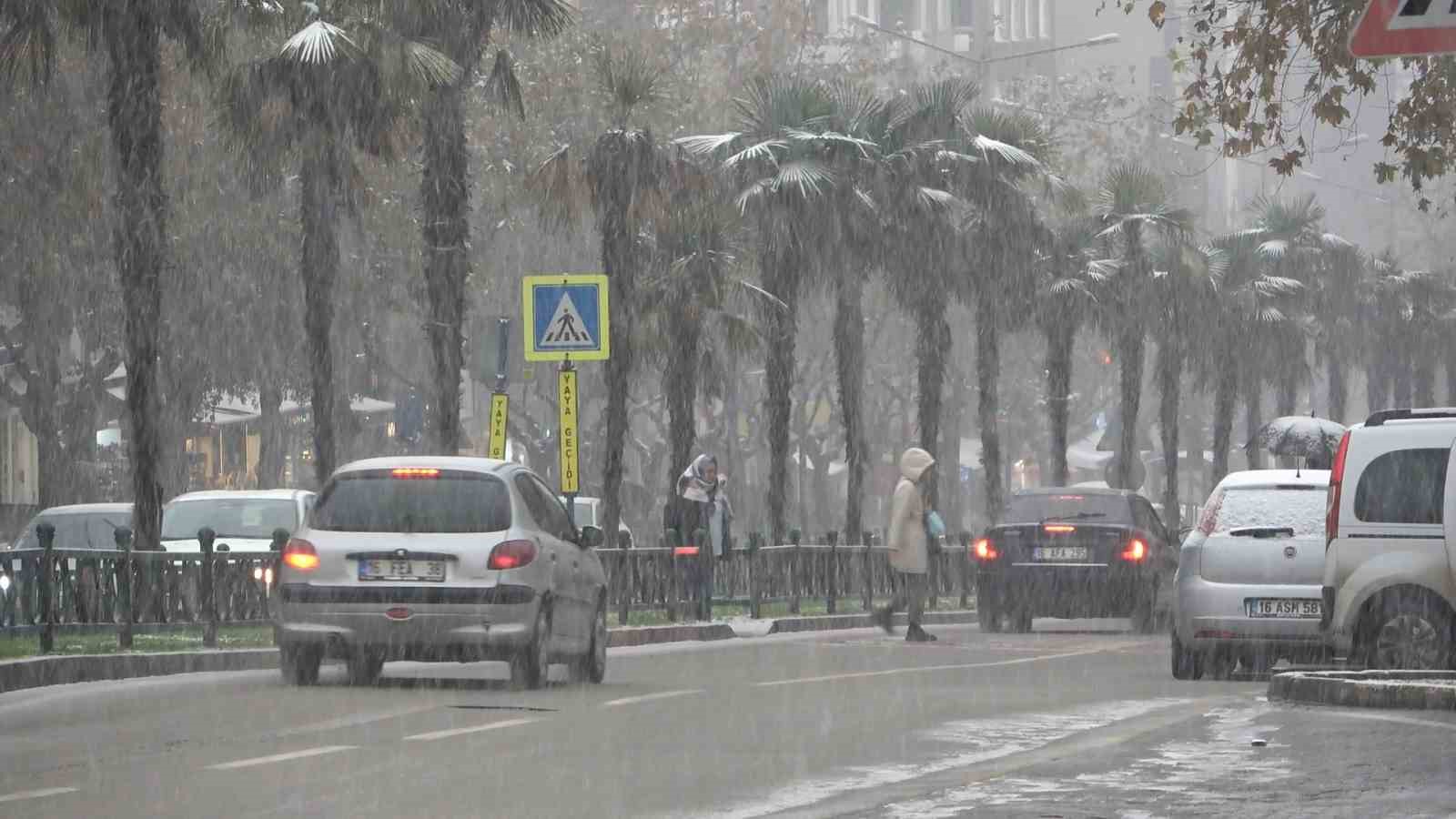 Bursa şehir merkezi de beyazlara büründü

