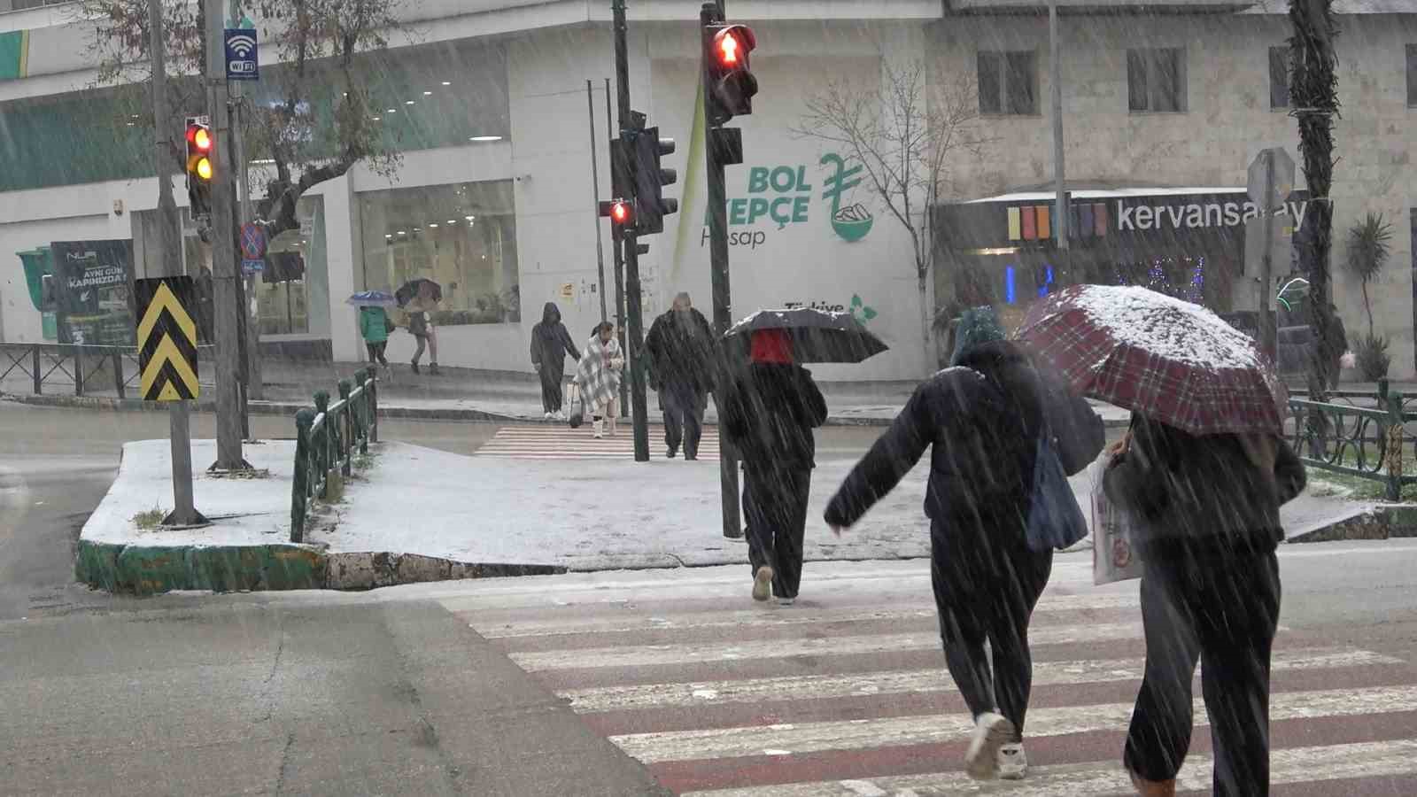Bursa şehir merkezi de beyazlara büründü
