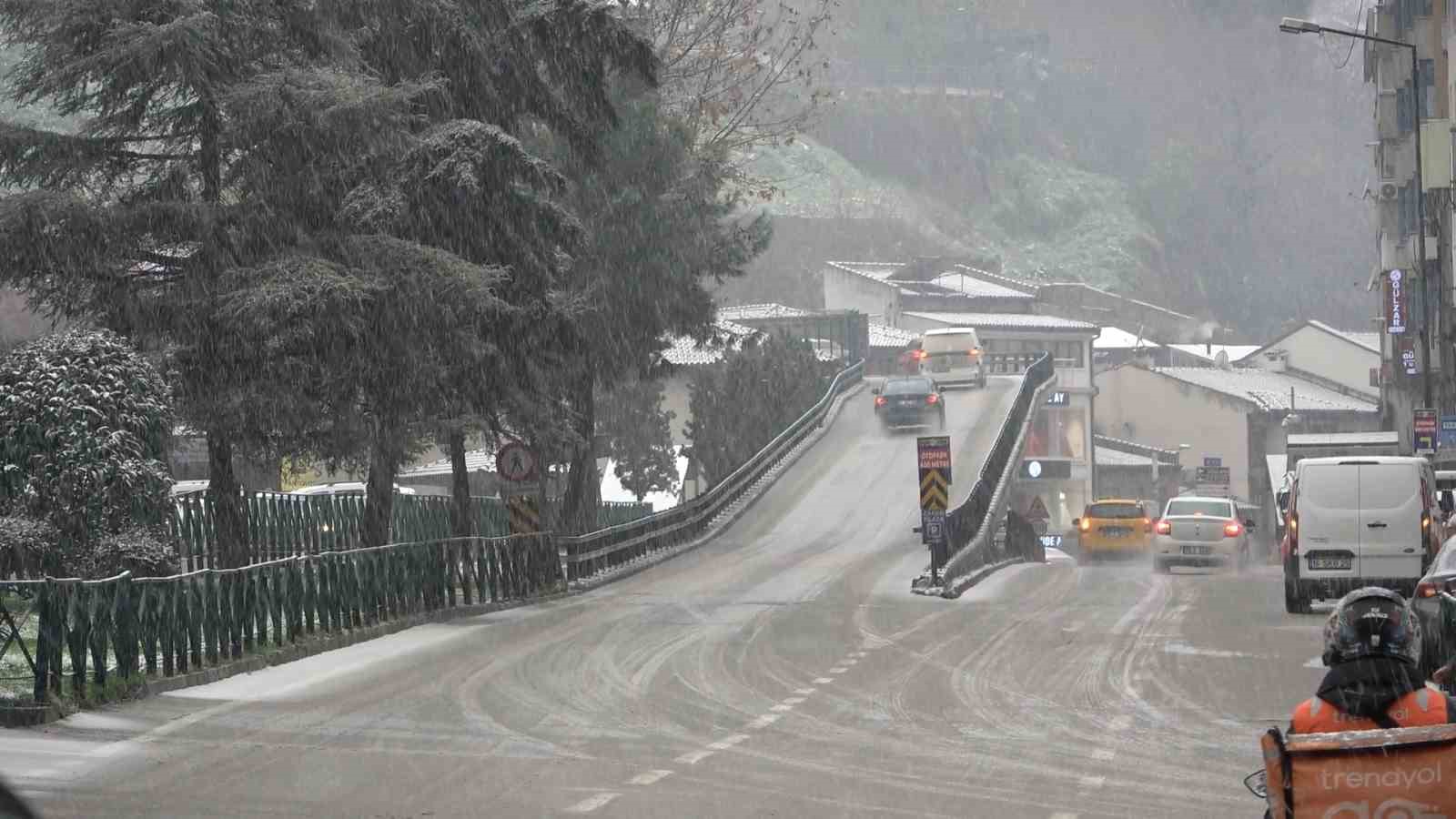 Bursa şehir merkezi de beyazlara büründü

