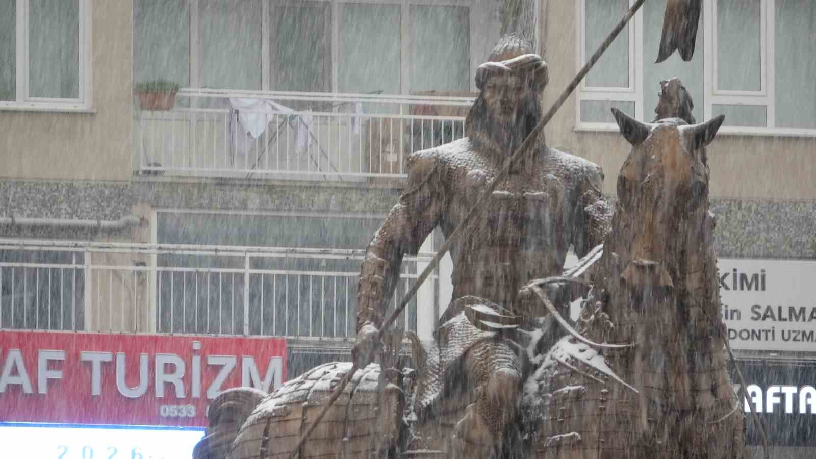 Bursa şehir merkezi de beyazlara büründü
