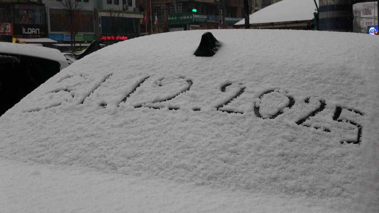 Bursa şehir merkezi de beyazlara büründü
