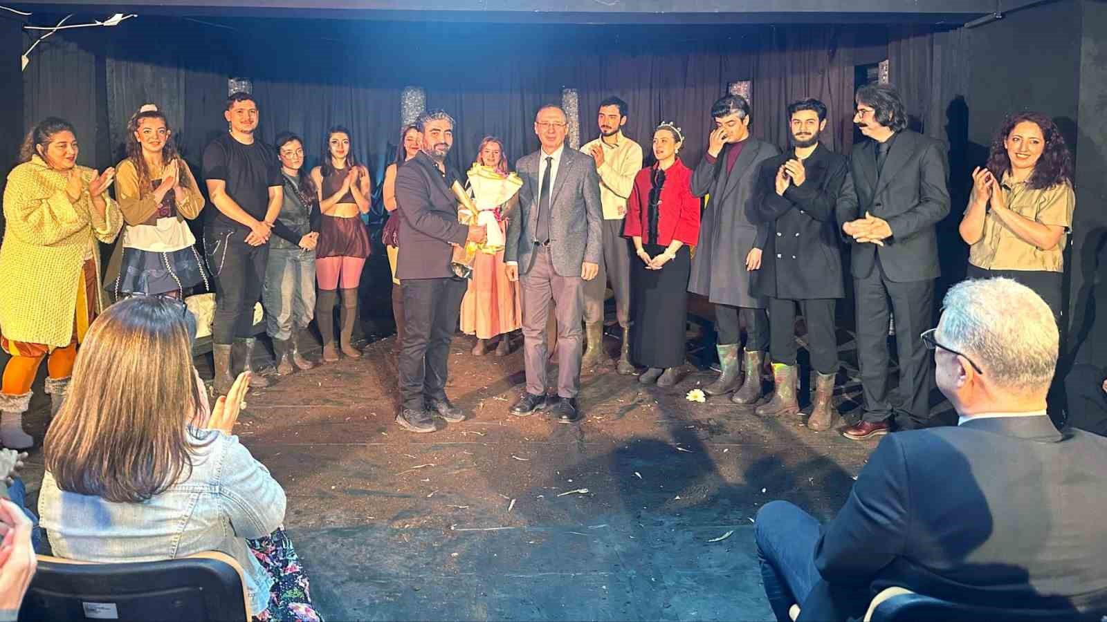 Bursa Uludağ Üniversitesi Güzel Sanatlar Fakültesi’nde tiyatro günü
Bursa Uludağ Üniversitesi Güzel Sanatlar Fakültesi’nde tiyatro günü