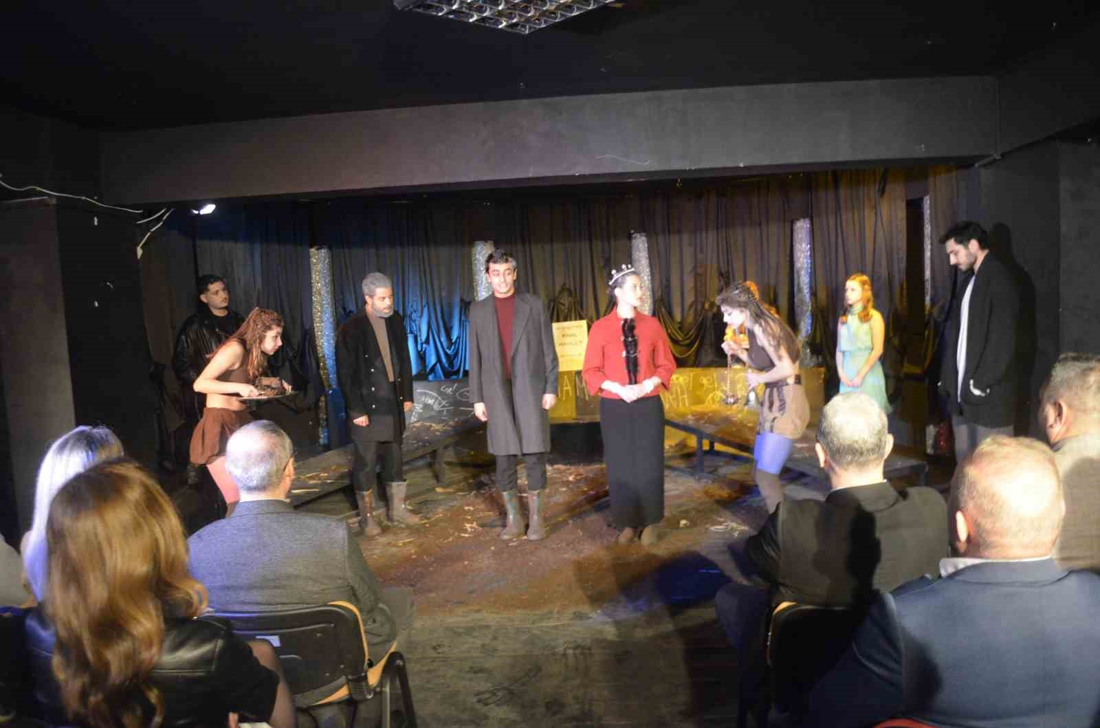 Bursa Uludağ Üniversitesi Güzel Sanatlar Fakültesi’nde tiyatro günü
Bursa Uludağ Üniversitesi Güzel Sanatlar Fakültesi’nde tiyatro günü