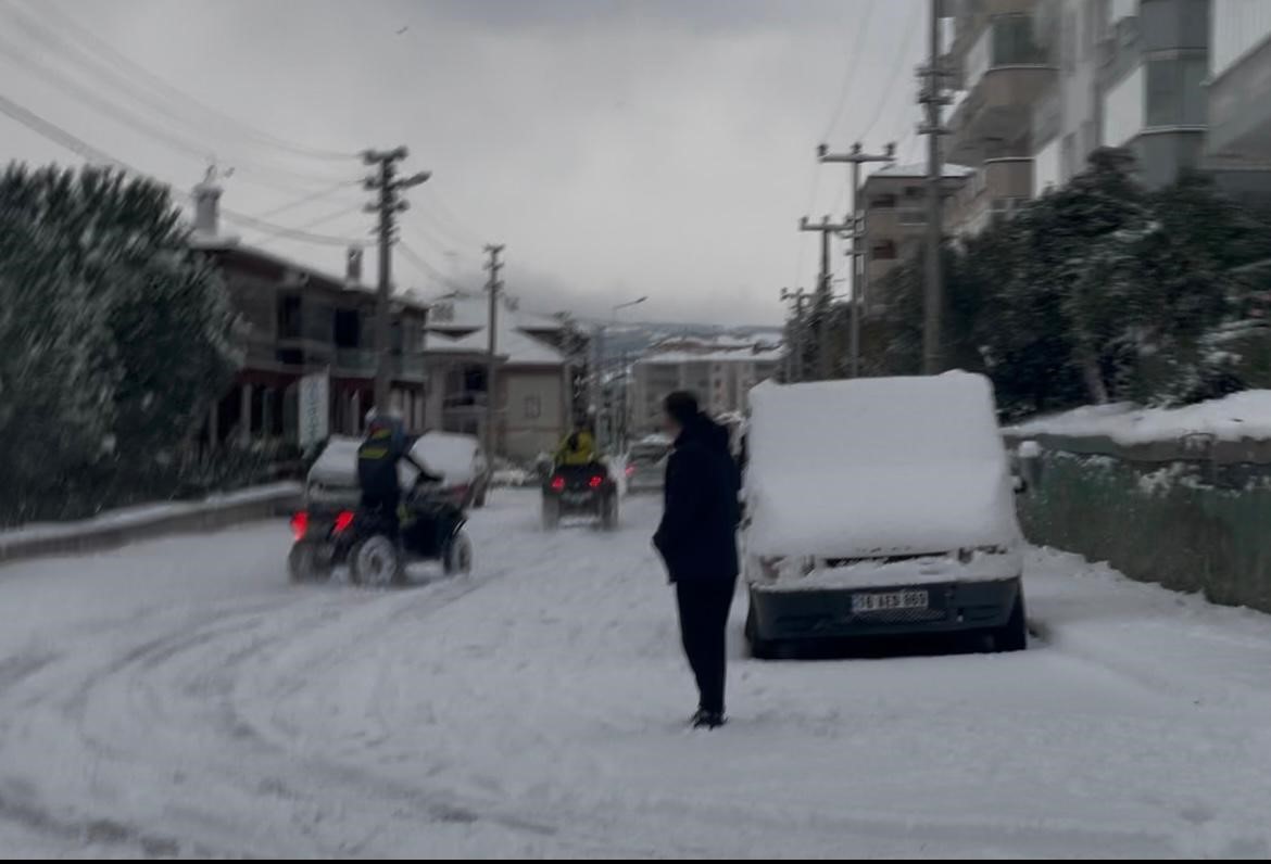 Bursa yeni yılın ilk günü beyazlara büründü...İşe ATV araçları ile gittiler
