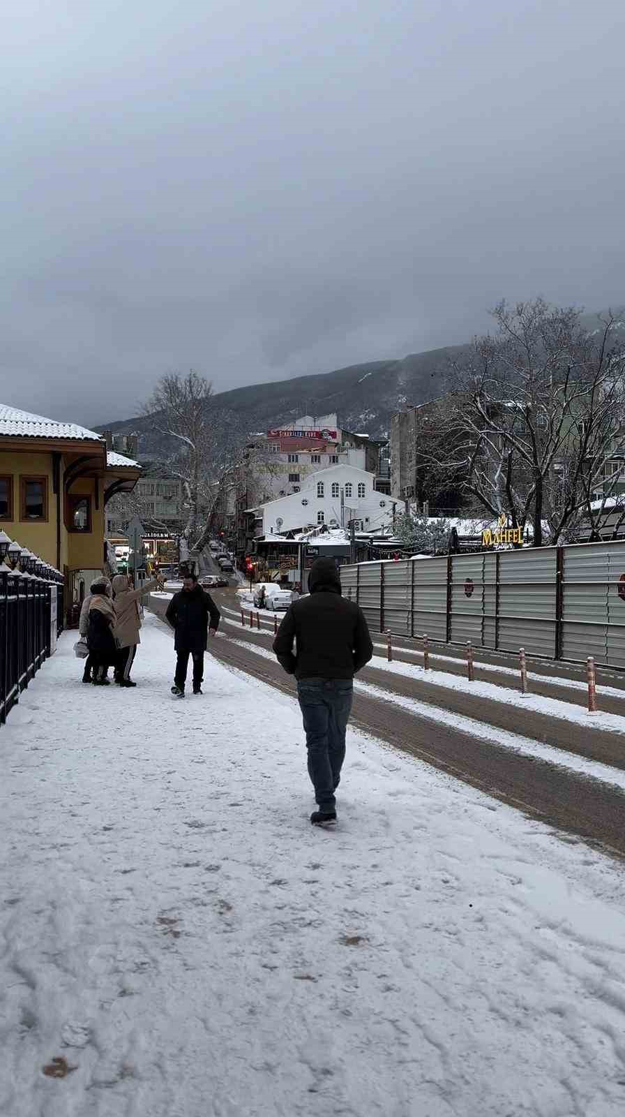 Bursa yeni yılın ilk günü beyazlara büründü...İşe ATV araçları ile gittiler
