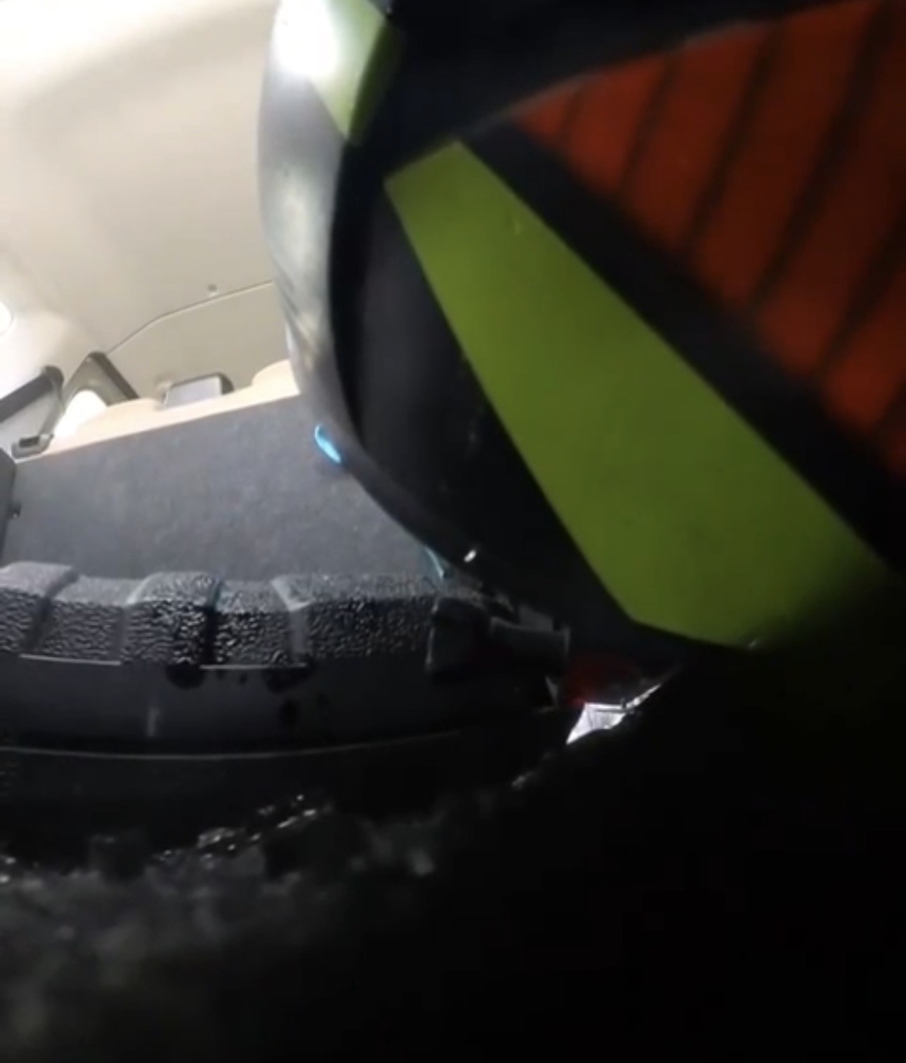 Bursa’da 113 kilometre hızla giden motosikletli çarptığı araca girdi
