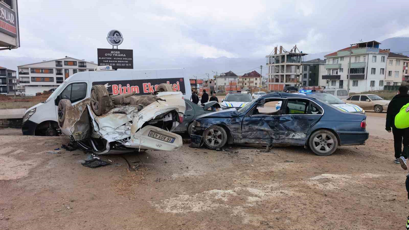 Bursa’da 14 yaşındaki ehliyetsiz sürücü park halindeki araçlara çarptı: 4 gencin durumu kritik
