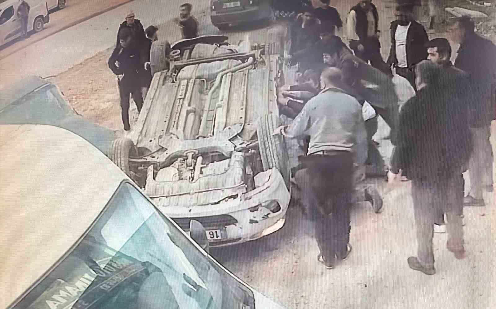 Bursa’da 14 yaşındaki ehliyetsiz sürücü park halindeki araçlara çarptı: 4 gencin durumu kritik
