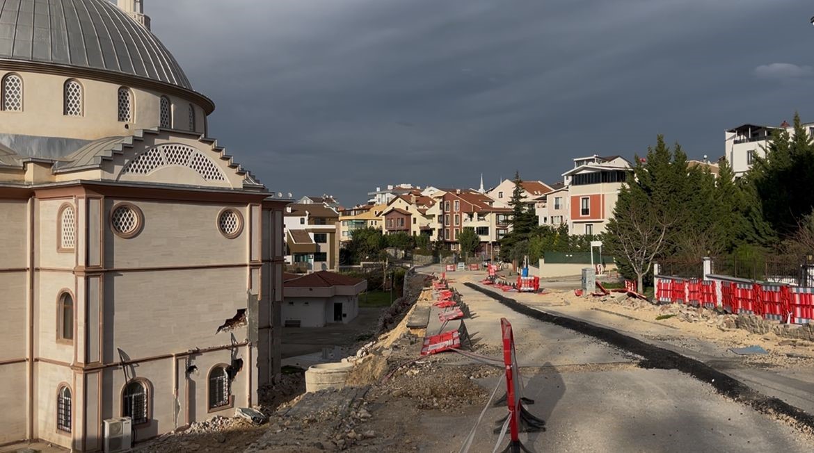 Bursa’da 2 aylık çile...Çöken duvar yolu da camiyi de kapattı
