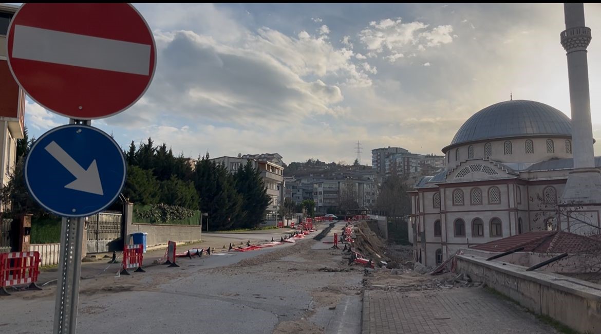 Bursa’da 2 aylık çile...Çöken duvar yolu da camiyi de kapattı
