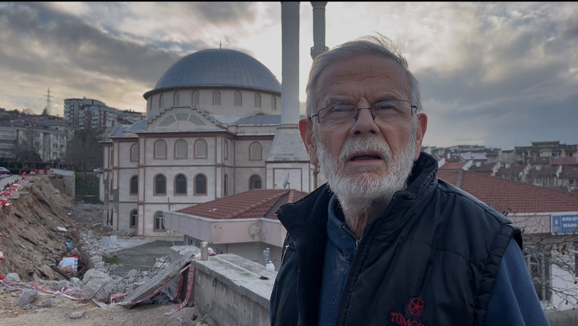 Bursa’da 2 aylık çile...Çöken duvar yolu da camiyi de kapattı
