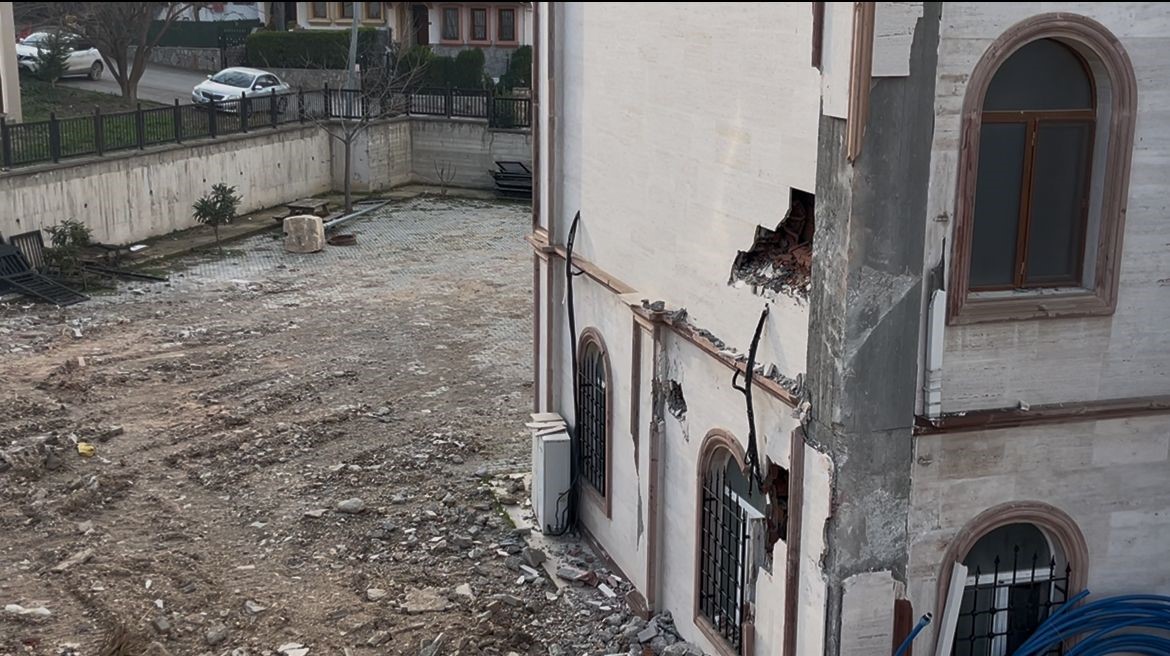 Bursa’da 2 aylık çile...Çöken duvar yolu da camiyi de kapattı
