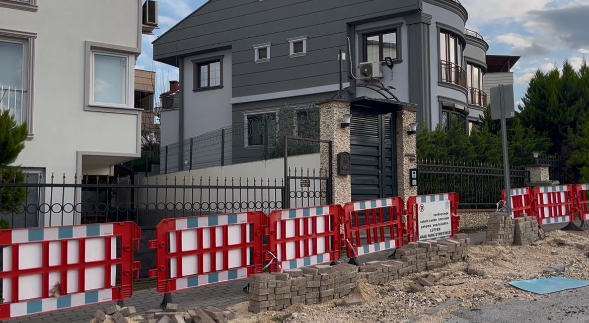 Bursa’da 2 aylık çile...Çöken duvar yolu da camiyi de kapattı
