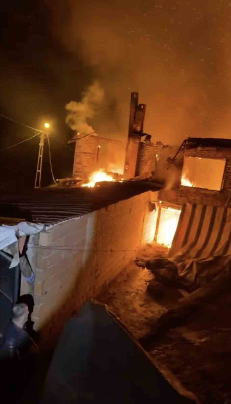 Bursa’da 2 katlı ev alevlere teslim oldu
